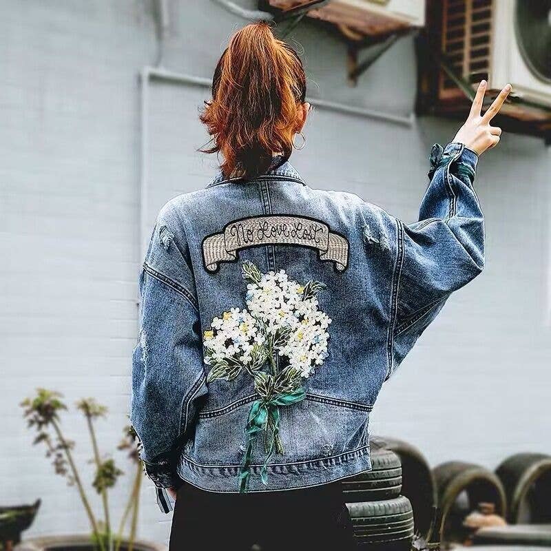 Jeansjacka med broderad blombukett