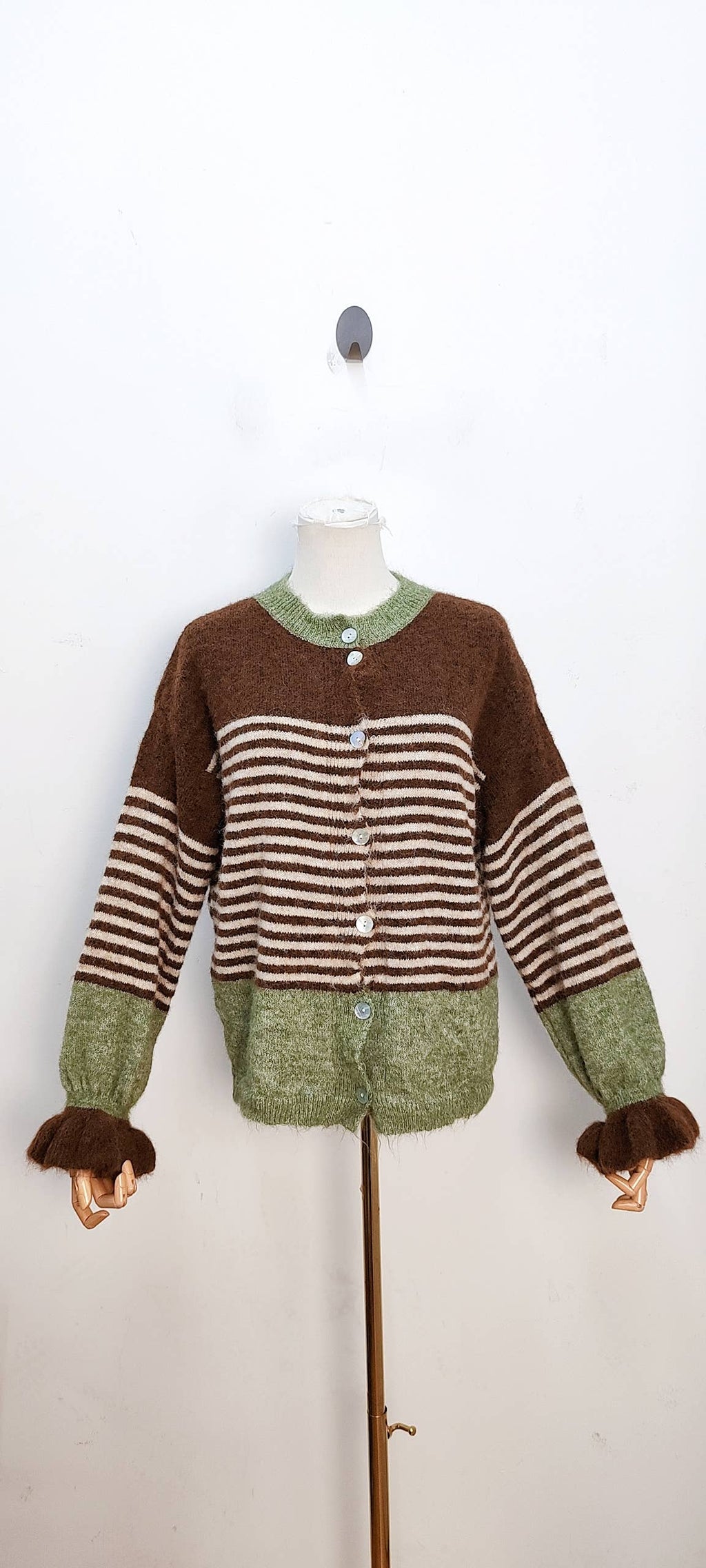2096 Randig stickad cardigan