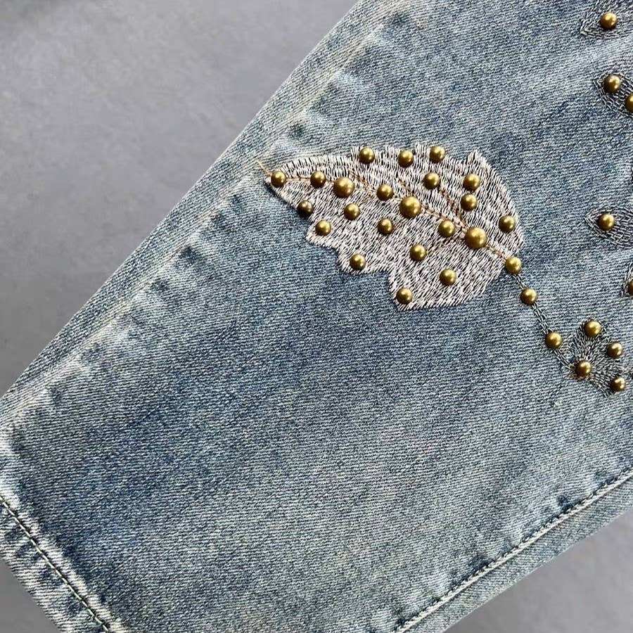 Boyfriendjeans med blomsterbroderi