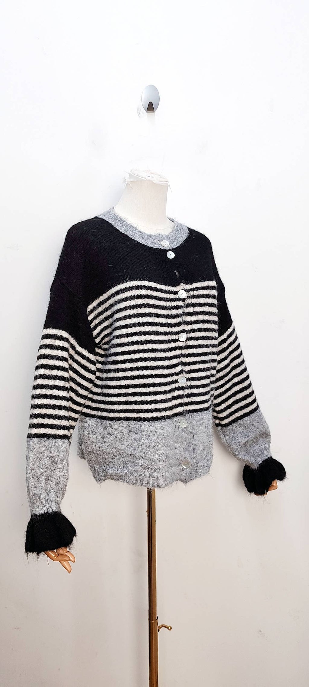 2096 Randig stickad cardigan