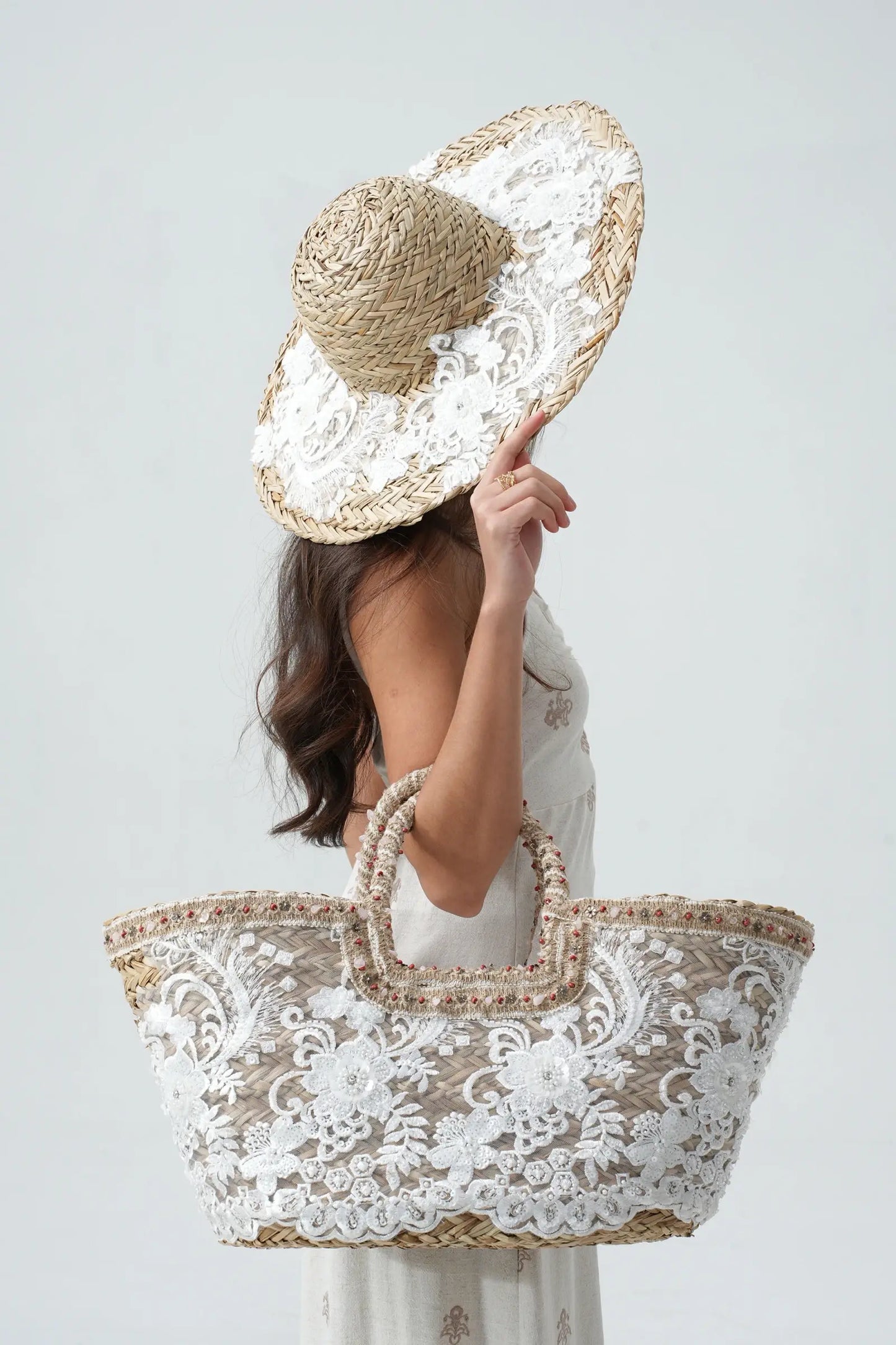 Stråhatt med vit spets H29283