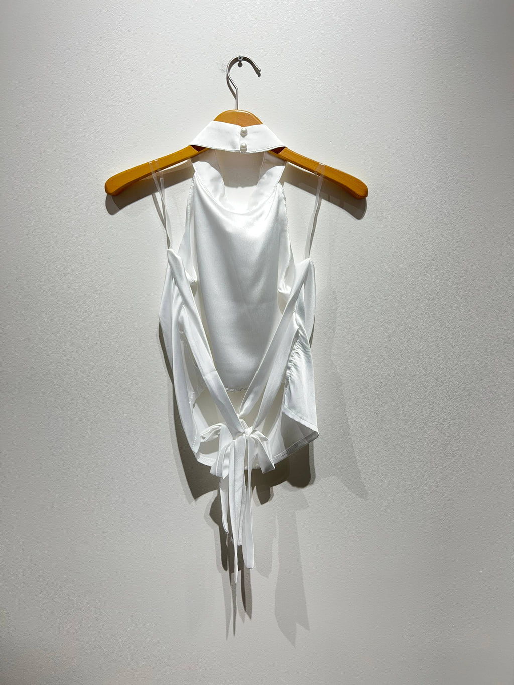 6092 - Satintopp med rosett att knyta bak, öppen rygg