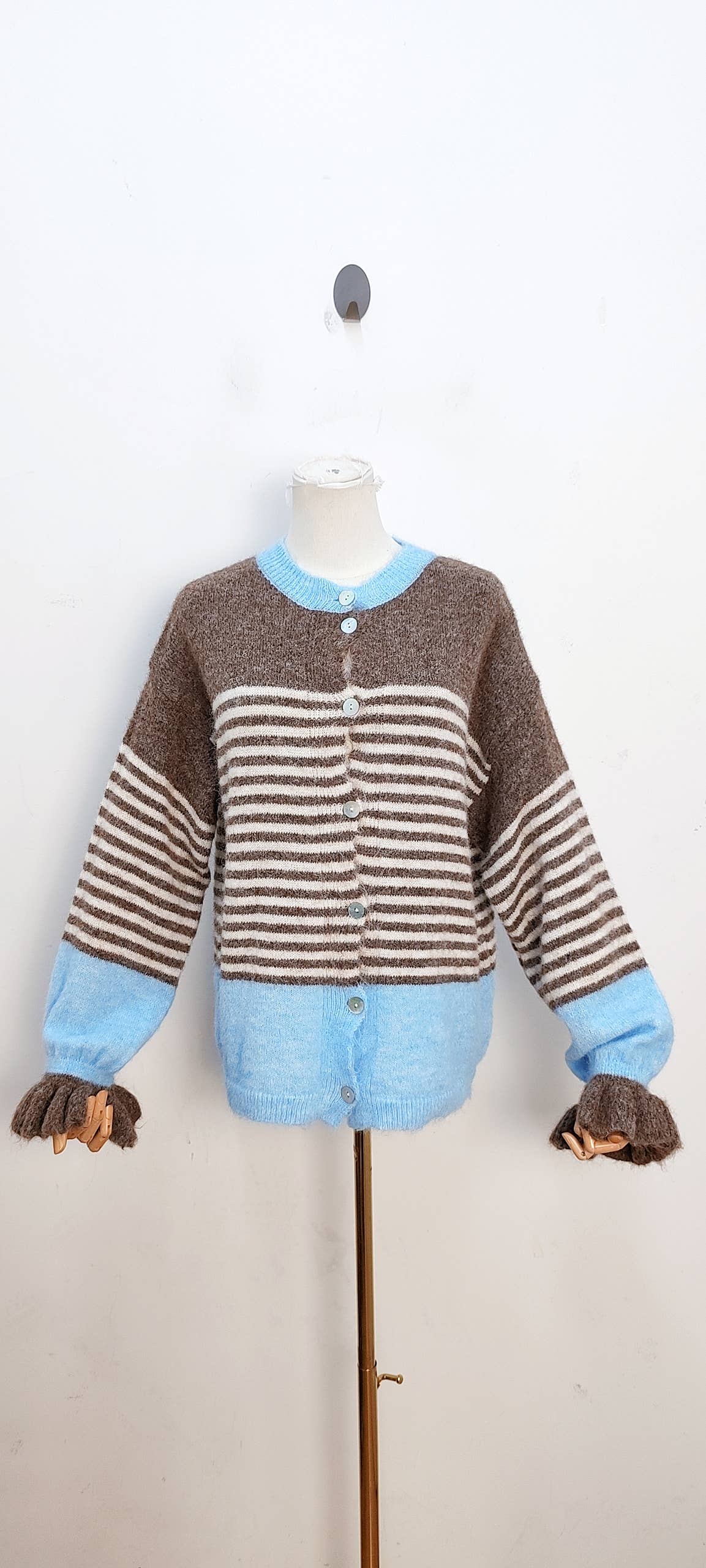 2096 Randig stickad cardigan