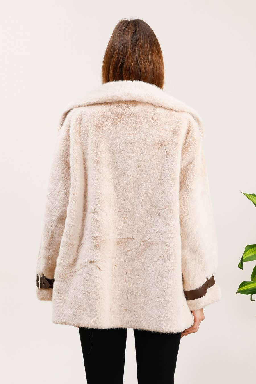 Fuskpälsrock med ärmdetaljer