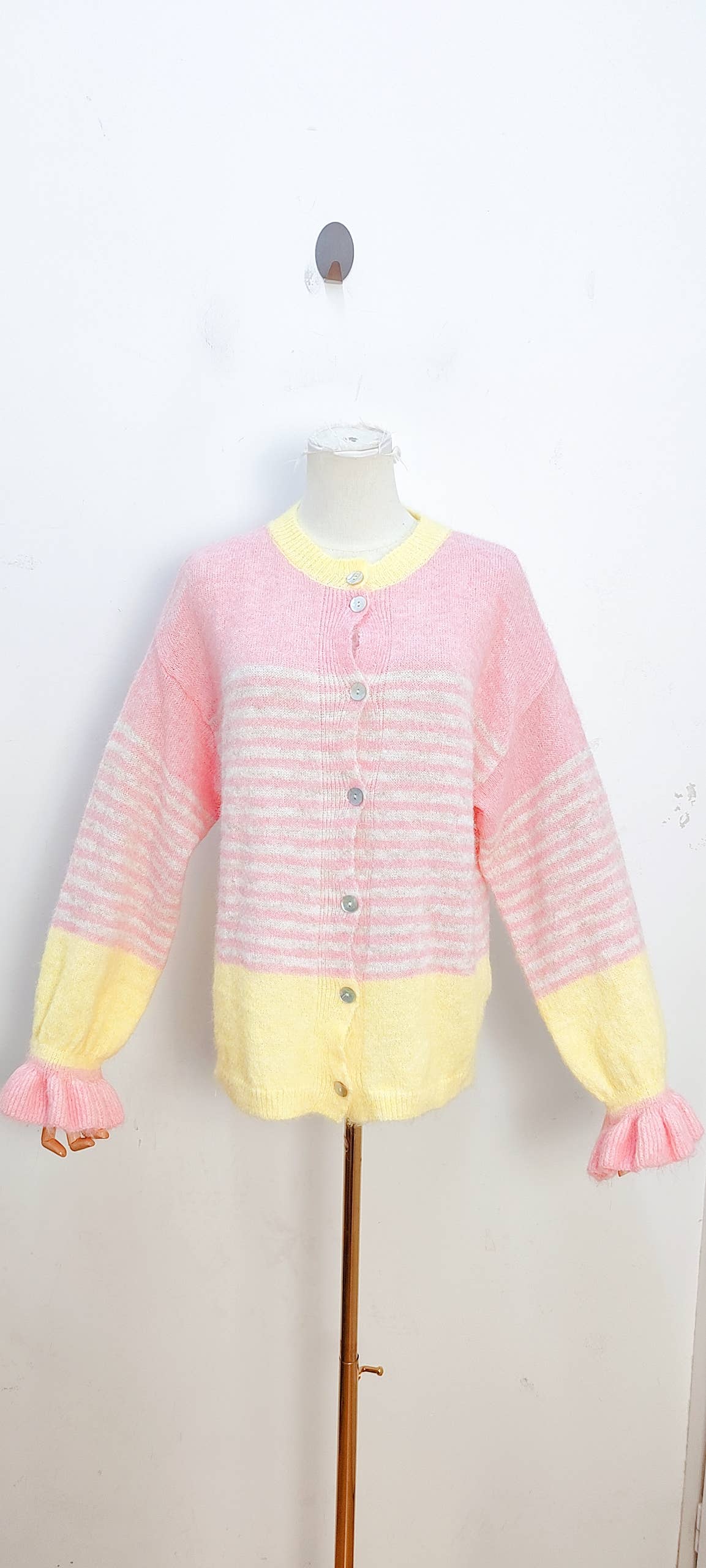 2096 Randig stickad cardigan