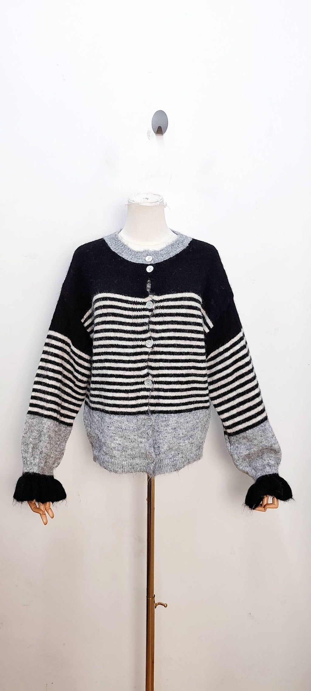 2096 Randig stickad cardigan
