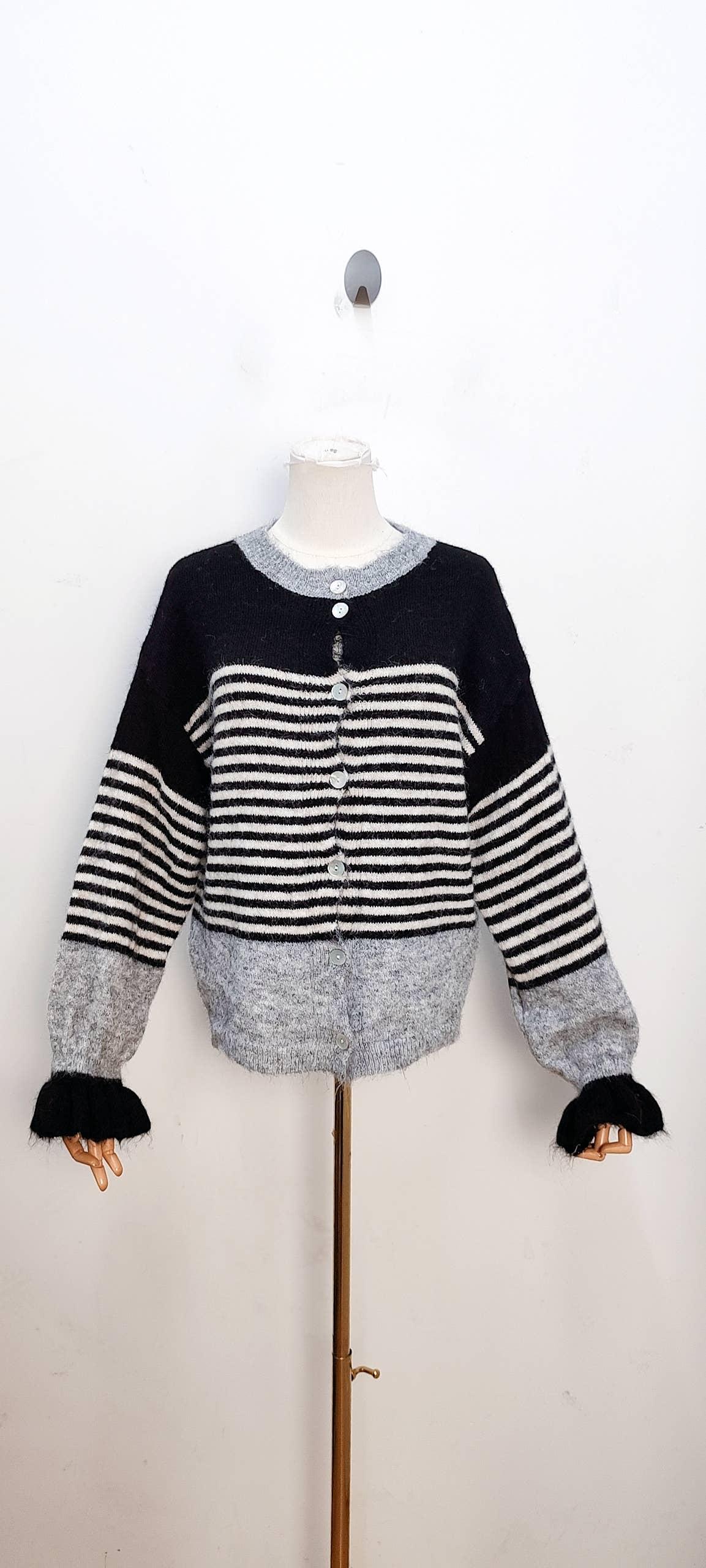 2096 Randig stickad cardigan